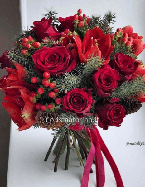 Composizione di fiori freschi per centrotavola.