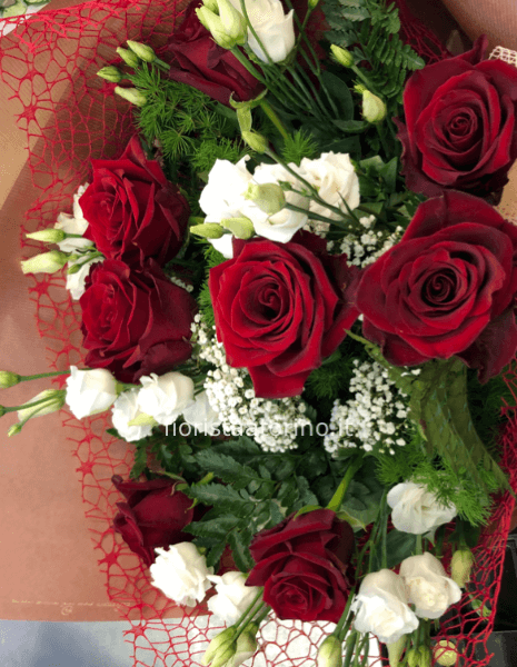 Bouquet di rose rosse e fiori bianchi di stagione
