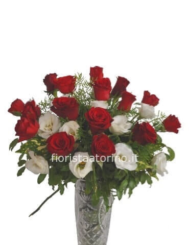 Bouquet di rose e fiori bianchi di stagione