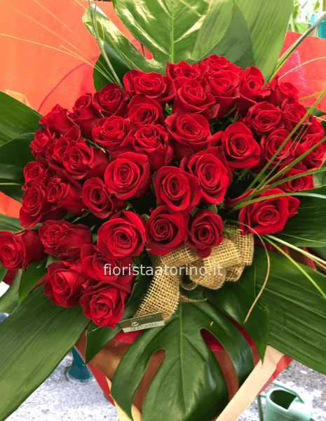 50 rose rosse stelo medio » Fiori a Torino. Fiorista a Torino per acquisti  e invio a domicilio di fiori e piante a Torino.