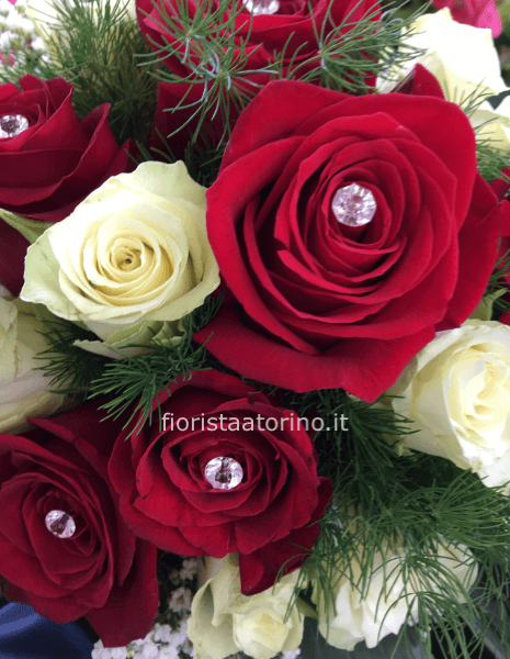 mazzo di rose rosse e bianche