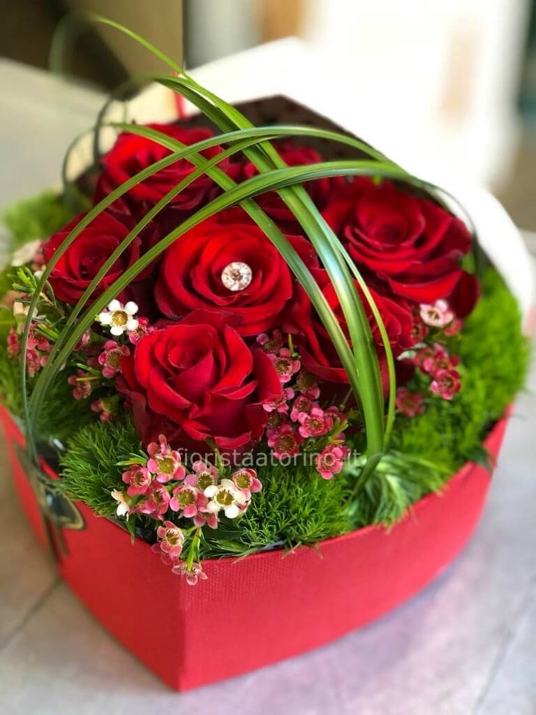 scatola di rose a forma di cuore » Fiori a Torino. Fiorista a Torino per  acquisti e invio a domicilio di fiori e piante a Torino.