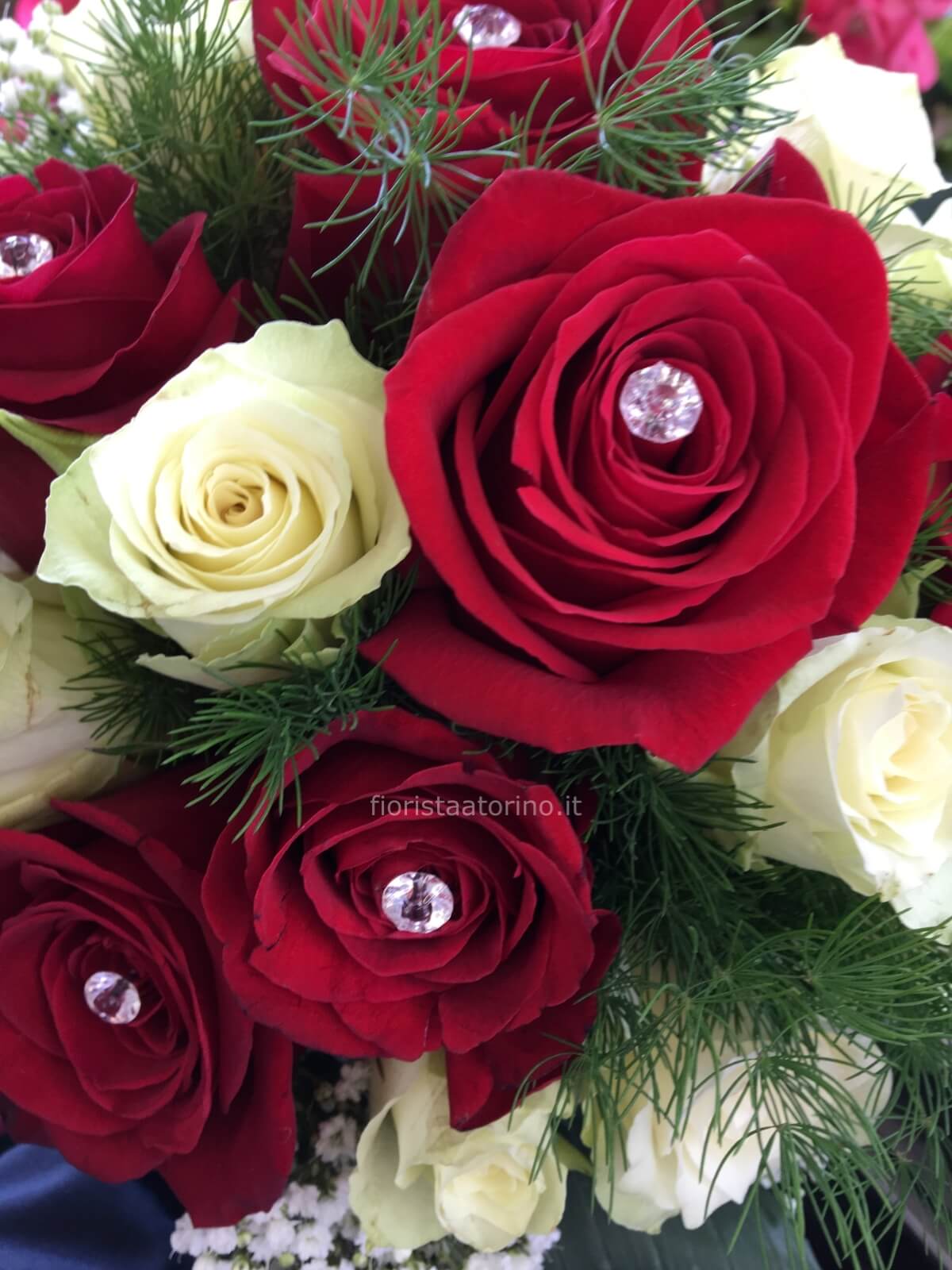 mazzo di rose rosse e bianche